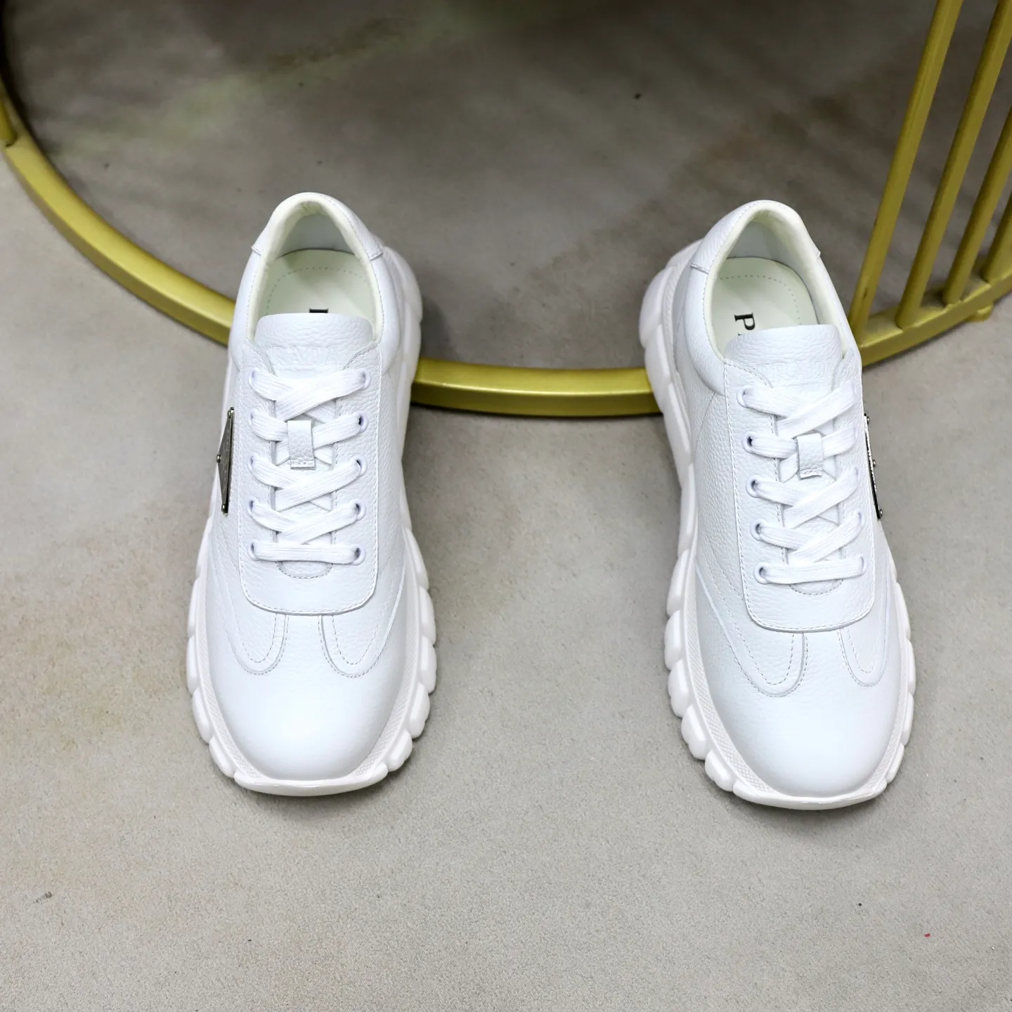 Ex-factory price: 700💰Top original order Brand: PRADA (Prada) Standard code: Men's size 38/44 (45 can be customized) Grade: Same as the official website Material: Original cowhide stitching, cowhide lining, original combination two-color wear-resistant soft outsole Style category: casual sports version, young fashion, European and American trend, British style Color: actual picture color